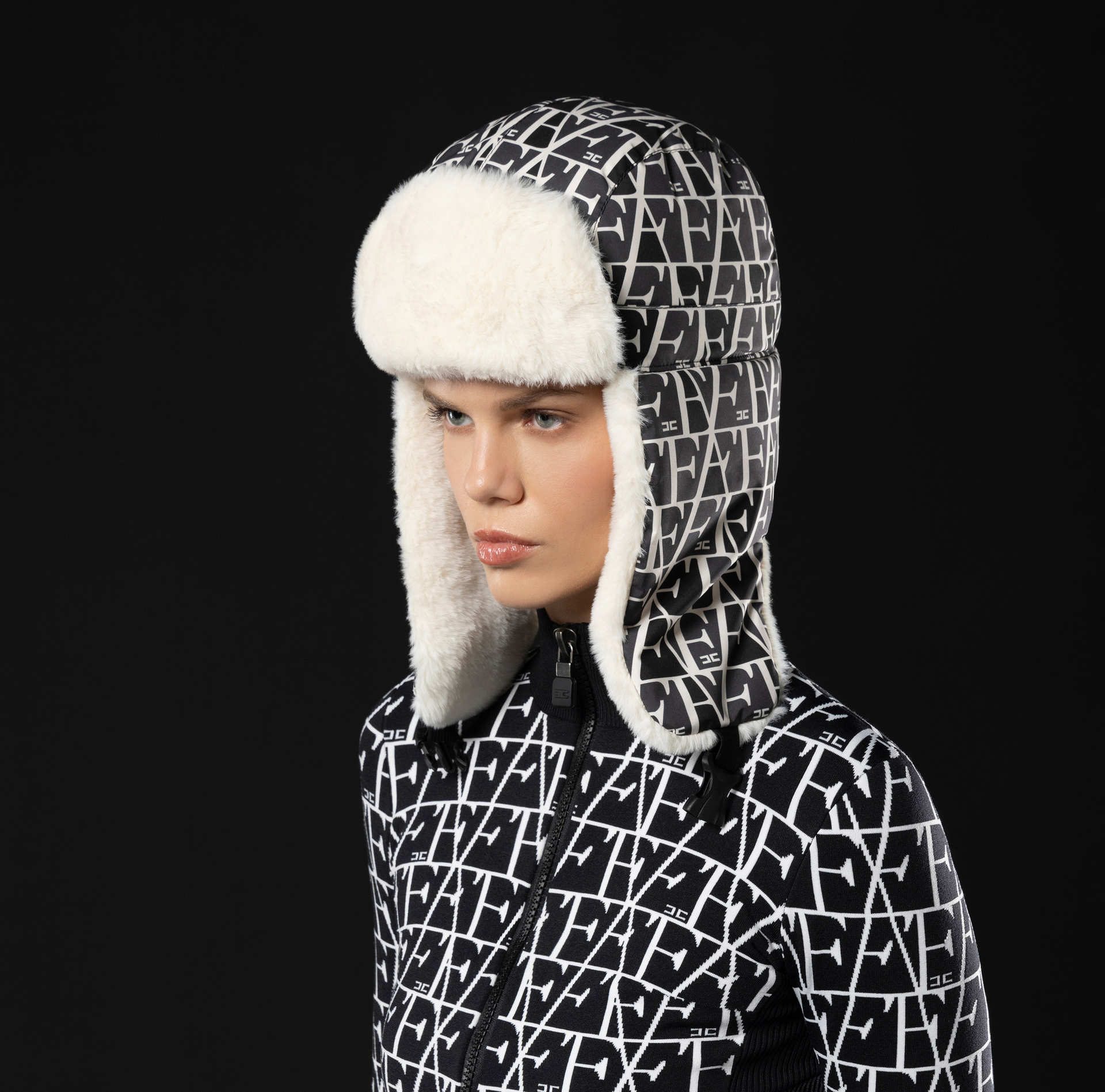 Chapka en nylon et shearling avec imprimé lettrage | Elisabetta Franchi® Outlet