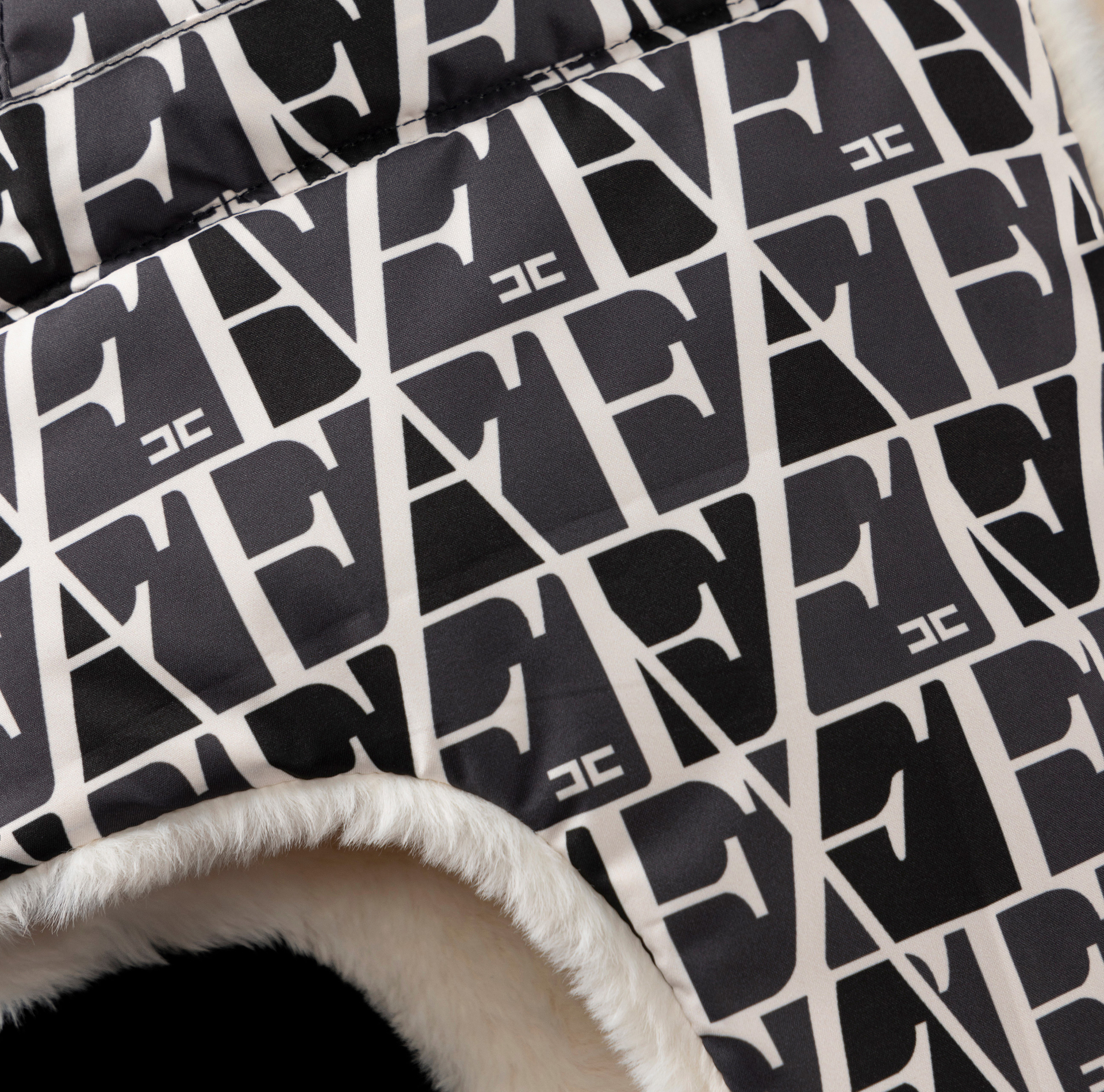 Chapka en nylon et shearling avec imprimé lettrage | Elisabetta Franchi® Outlet